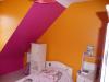chambre murs orange et rose.jpg